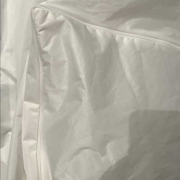 Allerease Queen mattress Protector - Picture 5 of 5